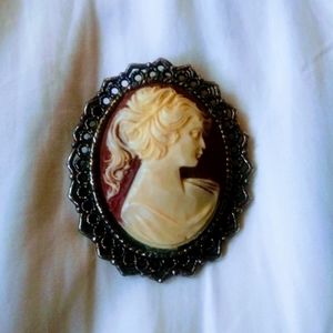 VINTAGE CAMEO BROOCH IN ANTIQUE GOLDTONE SETTING.